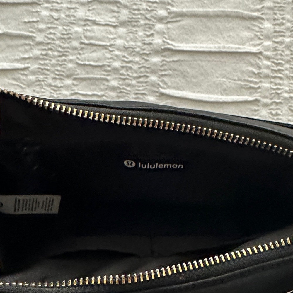 City Essentials Small Shoulder Bag 3L - Picture 11 of 13